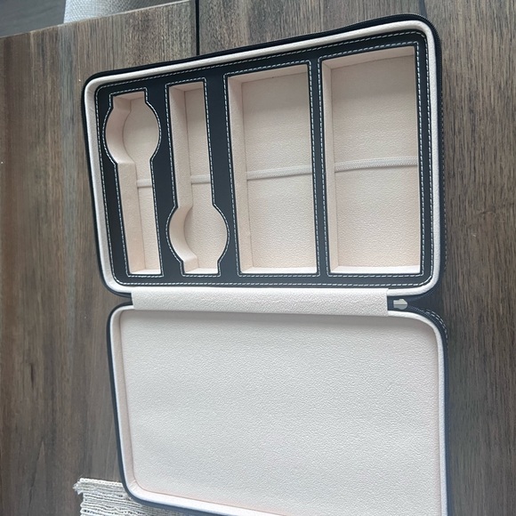 Mark & Graham black leather sunglasses and watch travel case. Brand new in box - Picture 3 of 4